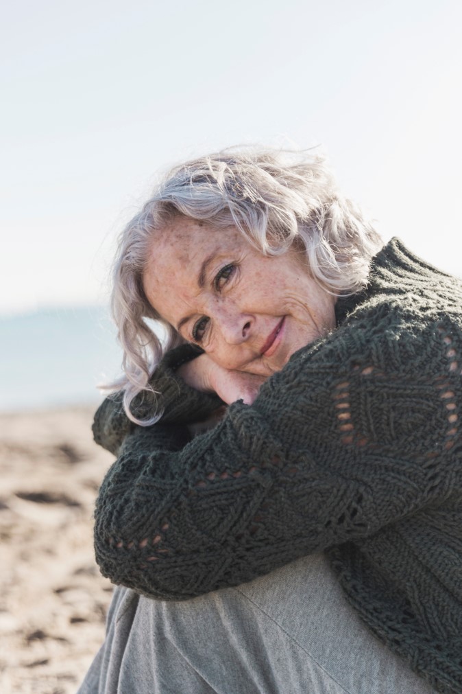 Ältere Frau blickt ruhig und zuversichtlich