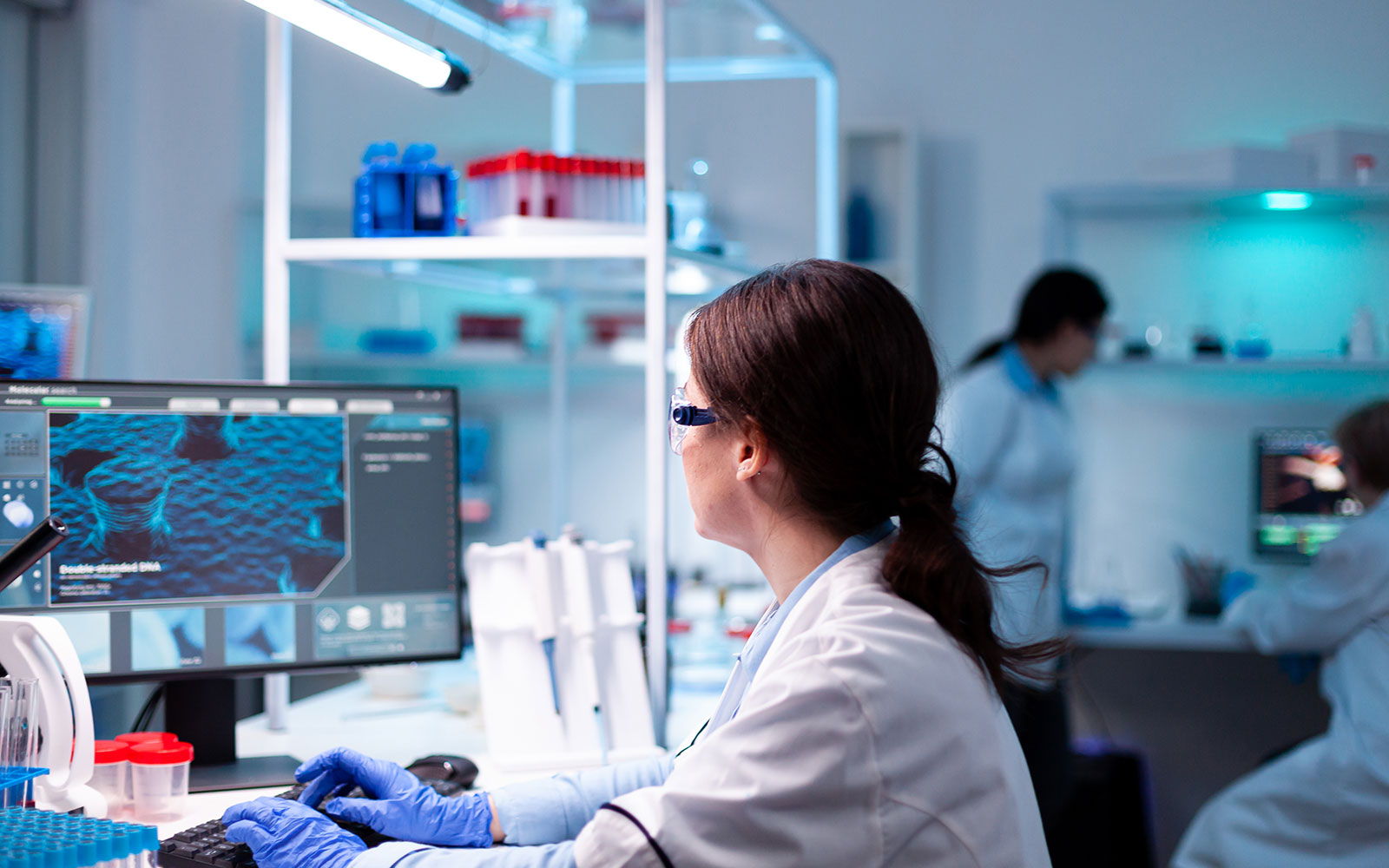 Laborärztin arbeitet an moderner medizinischer Analyse