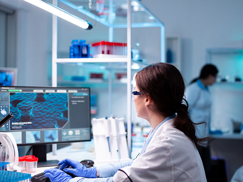 Wissenschaftlerin im Labor an molekularer Diagnostik