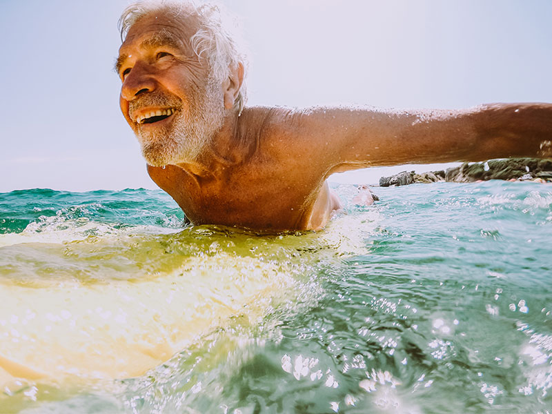 Älterer Mann beim Schwimmen im Meer